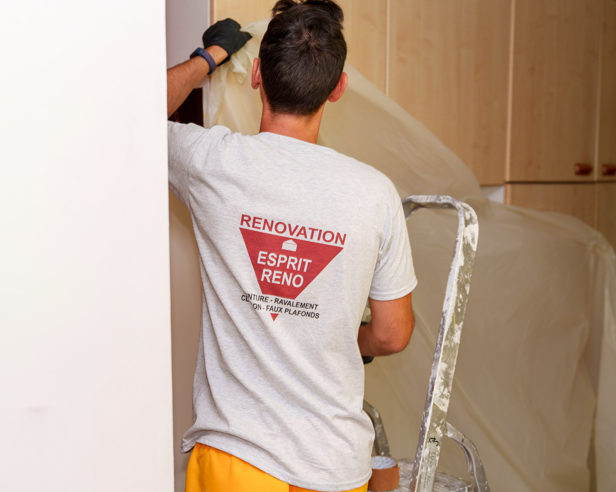 Lire la suite à propos de l’article Infiltration dans une maison à Nîmes : comment réparer un faux plafond endommagé par une fuite ?