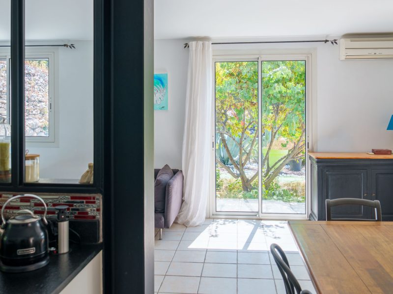 Esprit Reno est une entreprise spécialisée dans la rénovation intérieure et extérieure. Peinture, ravalement de façade, revêtements muraux et sols, isolation, traitement de toiture et aménagements. Nous apportons un soin particulier aux finitions et à la qualité pour valoriser maisons, appartements et bâtiments. Basés dans le Gard, nous intervenons à Nîmes, Bellegarde, Marguerittes et dans toute l’Occitanie.