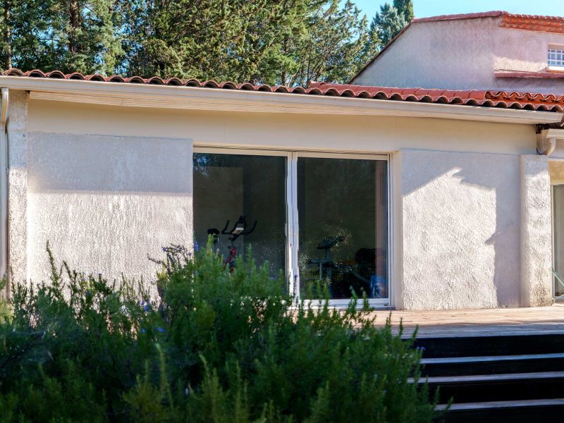 Esprit Reno est une entreprise spécialisée dans la rénovation intérieure et extérieure. Peinture, ravalement de façade, revêtements muraux et sols, isolation, traitement de toiture et aménagements. Nous apportons un soin particulier aux finitions et à la qualité pour valoriser maisons, appartements et bâtiments. Basés dans le Gard, nous intervenons à Nîmes, Bellegarde, Marguerittes et dans toute l’Occitanie.