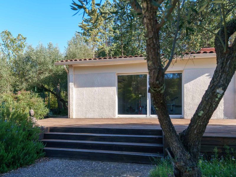 Esprit Reno est une entreprise spécialisée dans la rénovation intérieure et extérieure. Peinture, ravalement de façade, revêtements muraux et sols, isolation, traitement de toiture et aménagements. Nous apportons un soin particulier aux finitions et à la qualité pour valoriser maisons, appartements et bâtiments. Basés dans le Gard, nous intervenons à Nîmes, Bellegarde, Marguerittes et dans toute l’Occitanie.