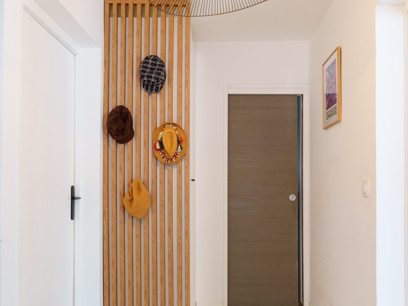 Esprit Reno est une entreprise spécialisée dans la rénovation intérieure et extérieure. Peinture, ravalement de façade, revêtements muraux et sols, isolation, traitement de toiture et aménagements. Nous apportons un soin particulier aux finitions et à la qualité pour valoriser maisons, appartements et bâtiments. Basés dans le Gard, nous intervenons à Nîmes, Bellegarde, Marguerittes et dans toute l’Occitanie.