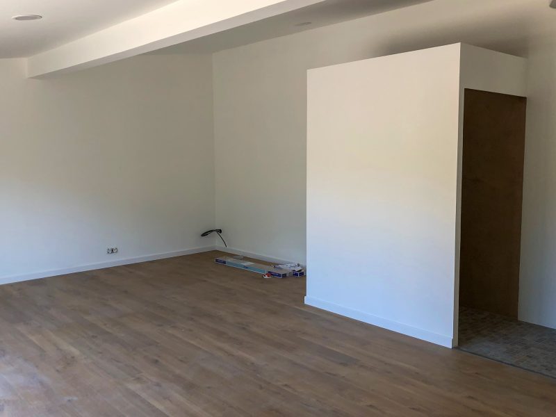 Esprit Reno est une entreprise spécialisée dans la rénovation intérieure et extérieure. Peinture, ravalement de façade, revêtements muraux et sols, isolation, traitement de toiture et aménagements. Nous apportons un soin particulier aux finitions et à la qualité pour valoriser maisons, appartements et bâtiments. Basés dans le Gard, nous intervenons à Nîmes, Bellegarde, Marguerittes et dans toute l’Occitanie.