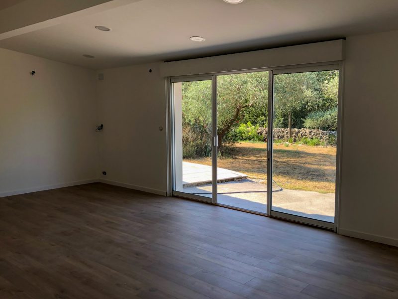 Esprit Reno est une entreprise spécialisée dans la rénovation intérieure et extérieure. Peinture, ravalement de façade, revêtements muraux et sols, isolation, traitement de toiture et aménagements. Nous apportons un soin particulier aux finitions et à la qualité pour valoriser maisons, appartements et bâtiments. Basés dans le Gard, nous intervenons à Nîmes, Bellegarde, Marguerittes et dans toute l’Occitanie.